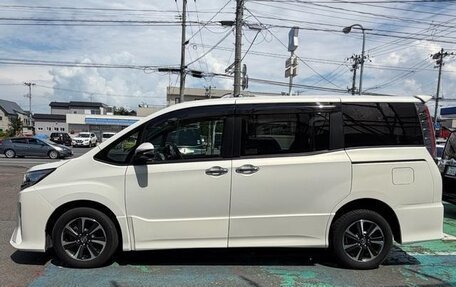 Toyota Noah III, 2021 год, 2 180 000 рублей, 7 фотография
