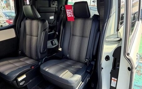 Toyota Noah III, 2021 год, 2 180 000 рублей, 16 фотография