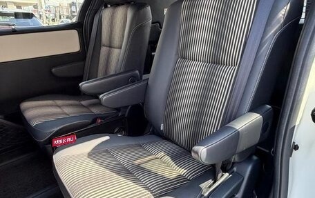 Toyota Noah III, 2021 год, 2 180 000 рублей, 15 фотография
