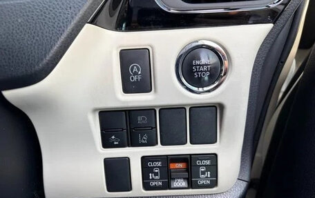 Toyota Noah III, 2021 год, 2 180 000 рублей, 28 фотография