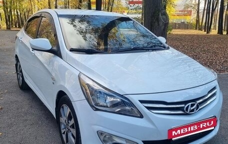 Hyundai Solaris II рестайлинг, 2015 год, 1 050 000 рублей, 2 фотография