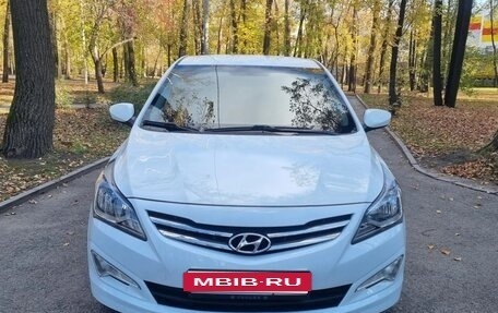 Hyundai Solaris II рестайлинг, 2015 год, 1 050 000 рублей, 3 фотография