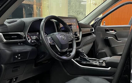 Toyota Highlander, 2024 год, 6 400 000 рублей, 8 фотография