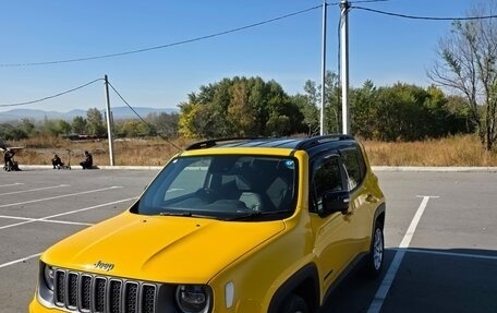 Jeep Renegade I рестайлинг, 2023 год, 1 900 000 рублей, 2 фотография