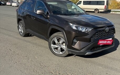Toyota RAV4, 2019 год, 3 250 000 рублей, 4 фотография