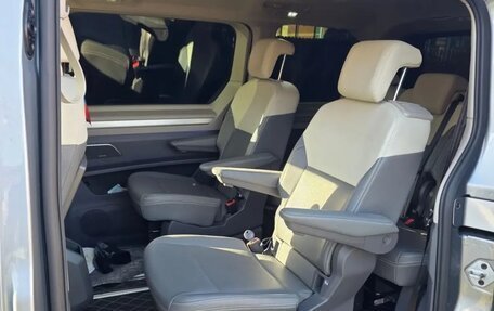 Volkswagen Multivan, 2022 год, 6 950 000 рублей, 9 фотография