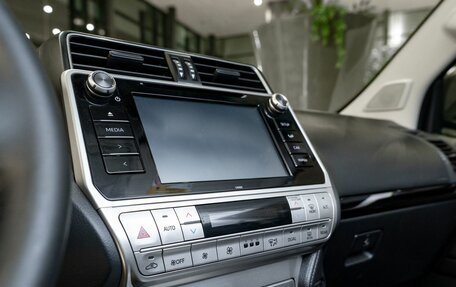 Toyota Land Cruiser Prado 150 рестайлинг 2, 2020 год, 4 990 000 рублей, 14 фотография