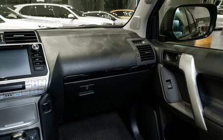 Toyota Land Cruiser Prado 150 рестайлинг 2, 2020 год, 4 990 000 рублей, 26 фотография