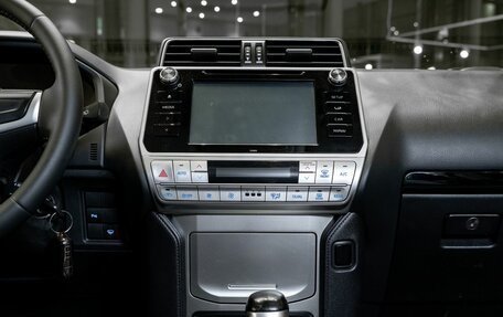 Toyota Land Cruiser Prado 150 рестайлинг 2, 2020 год, 4 990 000 рублей, 28 фотография