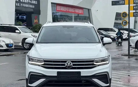 Volkswagen Tiguan II, 2022 год, 2 468 000 рублей, 2 фотография