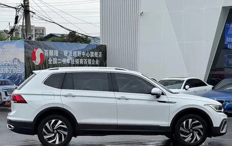 Volkswagen Tiguan II, 2022 год, 2 468 000 рублей, 5 фотография