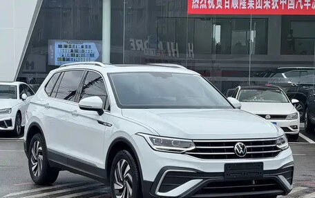 Volkswagen Tiguan II, 2022 год, 2 468 000 рублей, 3 фотография