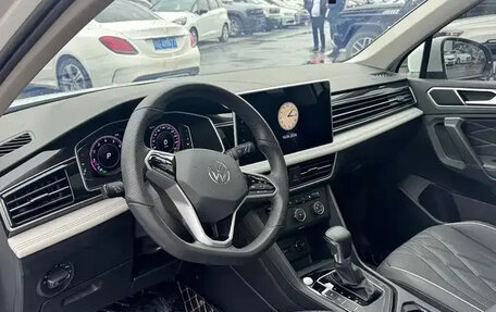 Volkswagen Tiguan II, 2022 год, 2 468 000 рублей, 11 фотография