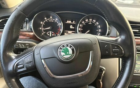 Skoda Superb III рестайлинг, 2012 год, 1 200 000 рублей, 28 фотография
