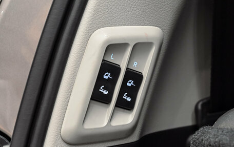 Toyota Land Cruiser Prado 150 рестайлинг 2, 2019 год, 5 200 000 рублей, 24 фотография