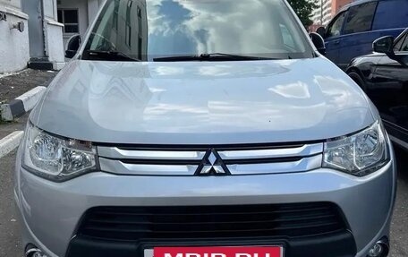 Mitsubishi Outlander III рестайлинг 3, 2014 год, 1 450 000 рублей, 14 фотография