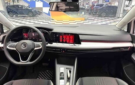 Volkswagen Golf VIII, 2023 год, 1 620 000 рублей, 9 фотография