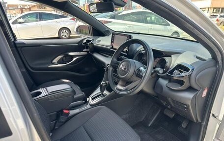Toyota Yaris, 2023 год, 1 065 000 рублей, 10 фотография
