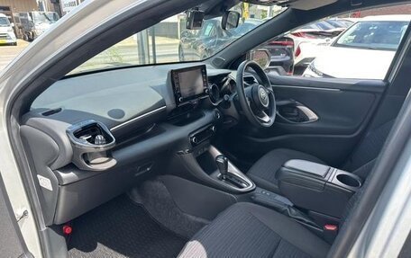Toyota Yaris, 2023 год, 1 065 000 рублей, 13 фотография