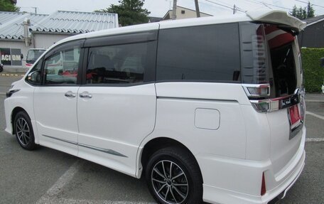 Toyota Voxy III, 2021 год, 1 820 000 рублей, 5 фотография