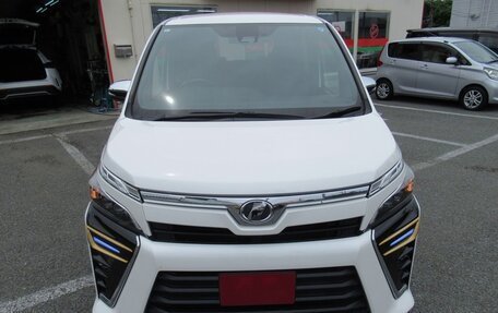 Toyota Voxy III, 2021 год, 1 820 000 рублей, 6 фотография