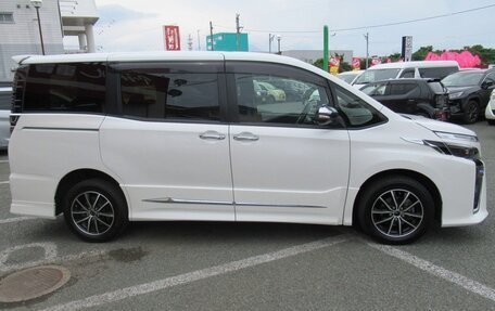 Toyota Voxy III, 2021 год, 1 820 000 рублей, 2 фотография