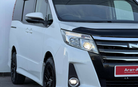Toyota Noah III, 2017 год, 1 938 000 рублей, 5 фотография