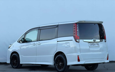 Toyota Noah III, 2017 год, 1 938 000 рублей, 6 фотография