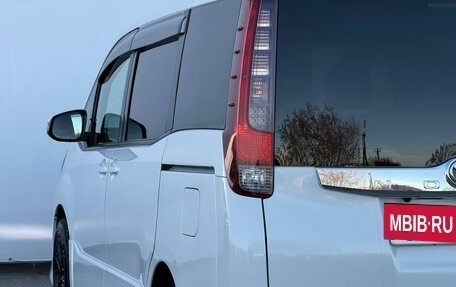 Toyota Noah III, 2017 год, 1 938 000 рублей, 7 фотография