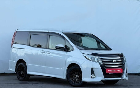 Toyota Noah III, 2017 год, 1 938 000 рублей, 4 фотография