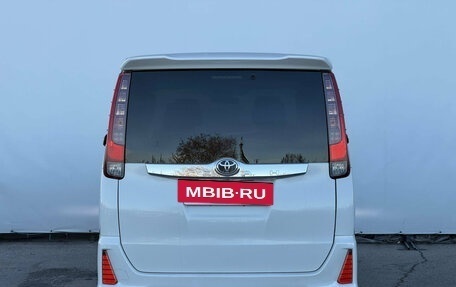 Toyota Noah III, 2017 год, 1 938 000 рублей, 8 фотография