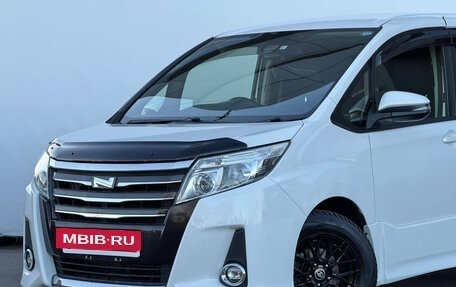 Toyota Noah III, 2017 год, 1 938 000 рублей, 2 фотография