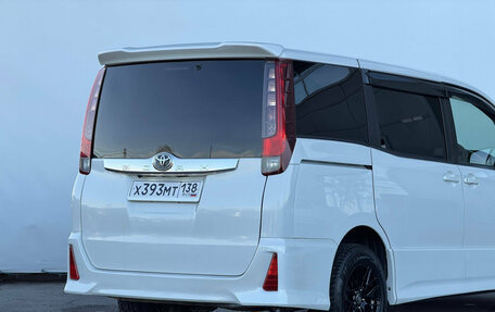 Toyota Noah III, 2017 год, 1 938 000 рублей, 10 фотография
