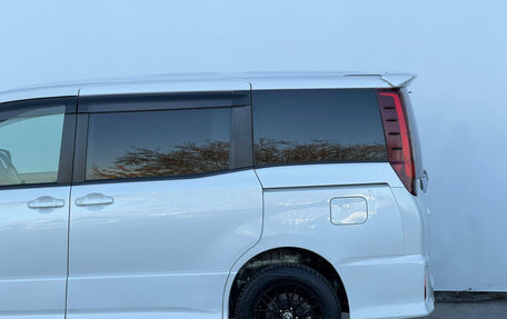 Toyota Noah III, 2017 год, 1 938 000 рублей, 13 фотография