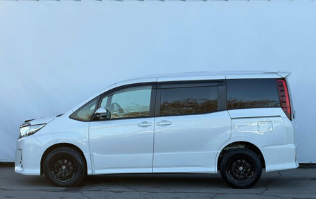 Toyota Noah III, 2017 год, 1 938 000 рублей, 12 фотография