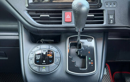Toyota Noah III, 2017 год, 1 938 000 рублей, 14 фотография