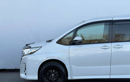 Toyota Noah III, 2017 год, 1 938 000 рублей, 11 фотография