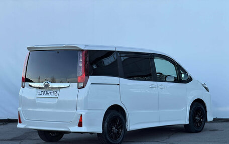 Toyota Noah III, 2017 год, 1 938 000 рублей, 9 фотография