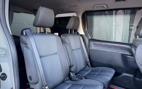 Toyota Noah III, 2017 год, 1 938 000 рублей, 18 фотография