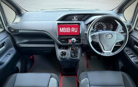 Toyota Noah III, 2017 год, 1 938 000 рублей, 16 фотография