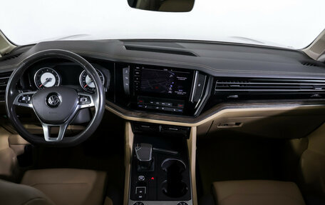 Volkswagen Touareg III, 2018 год, 3 850 000 рублей, 12 фотография