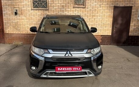 Mitsubishi Outlander III рестайлинг 3, 2019 год, 1 800 000 рублей, 1 фотография