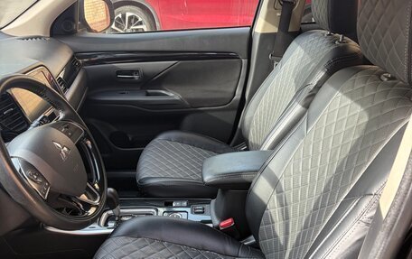 Mitsubishi Outlander III рестайлинг 3, 2019 год, 1 800 000 рублей, 4 фотография