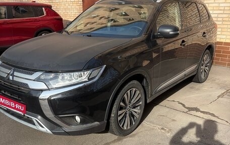 Mitsubishi Outlander III рестайлинг 3, 2019 год, 1 800 000 рублей, 2 фотография