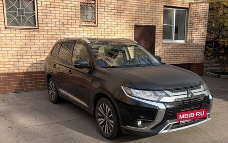 Mitsubishi Outlander III рестайлинг 3, 2019 год, 1 800 000 рублей, 3 фотография