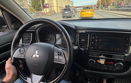 Mitsubishi Outlander III рестайлинг 3, 2019 год, 1 800 000 рублей, 10 фотография