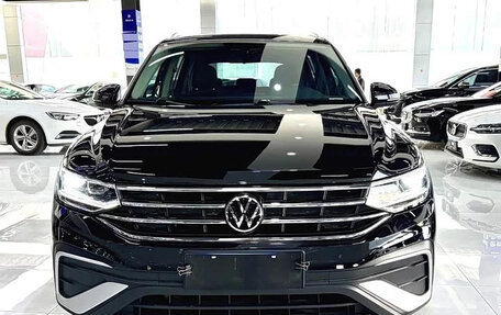 Volkswagen Tiguan II, 2023 год, 2 100 000 рублей, 1 фотография