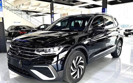 Volkswagen Tiguan II, 2023 год, 2 100 000 рублей, 3 фотография