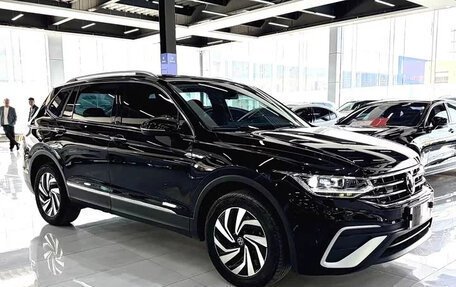 Volkswagen Tiguan II, 2023 год, 2 100 000 рублей, 2 фотография