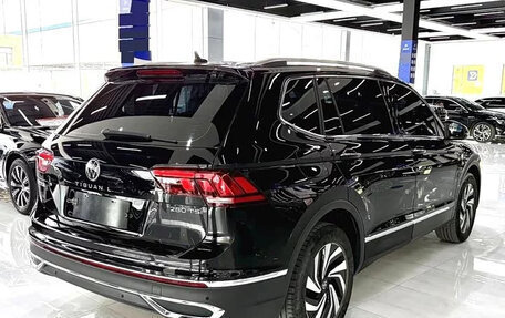Volkswagen Tiguan II, 2023 год, 2 100 000 рублей, 4 фотография